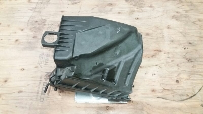 Корпус воздушного фильтра на Audi A4 B7 / Ауди А4 Б7 2005-2007г.\nОригинал.\nВ отличном состоянии. Без дефектов.\nС двигателя 1.8 Turbo BFB бензин АКПП.\nКонтрактная запчасть из Японии. Отправим в регионы ТК.