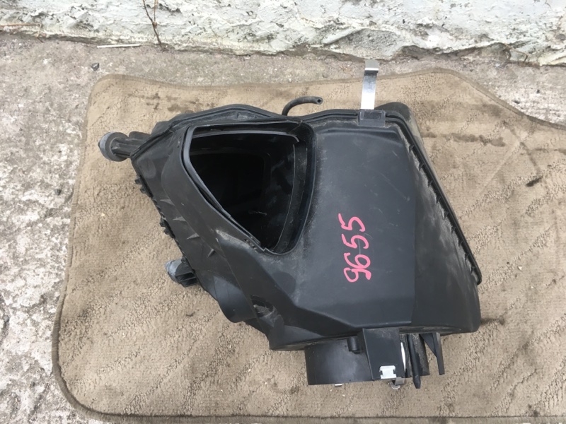Корпус воздушного фильтра AUK 3.2 бензин на Audi Allroad A6 C6 / Ауди Олрод Алроад А6 С6 2006-2012г.\nОригинал.\nВ отличном состоянии.\nБез дефектов. Все крепления целые.\nКонтрактная запчасть из Японии. Отправим в регионы ТК.