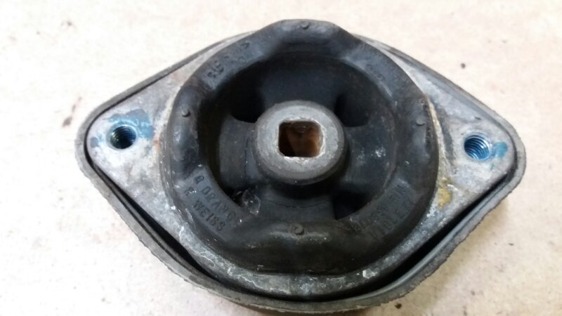 Опора подушка КПП на VW Passat B5+ / Фольксваген Пассат Б5 2000-2005г.