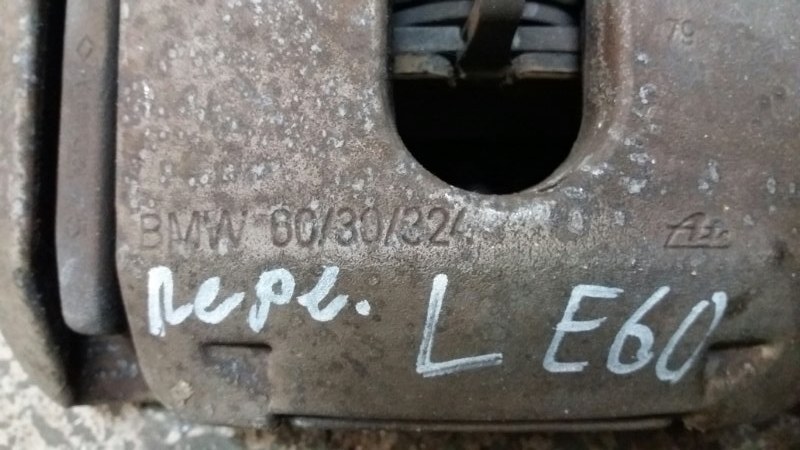 Суппорт тормозной передний левый на BMW 5 E60 E61 / БМВ Е60 Е61 2003-2009г.\nОригинал.\nПод вентилируемые тормозные диски 324 мм.\nВ отличном состоянии, без дефектов. Рабочий.\nВ сборе как на фото: суппорт, скоба суппорта, тормозной шланг и новые тормозны
