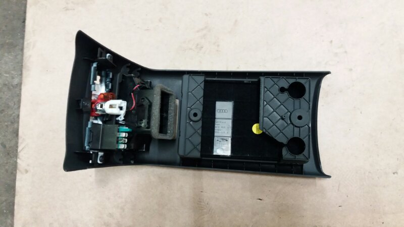 Консоль нижняя часть с дефлектором на Audi Allroad A6 C6 / Ауди Олрод Алроад А6 С6 2006-2012г Оригинал. В отличном состоянии. Без дефектов.