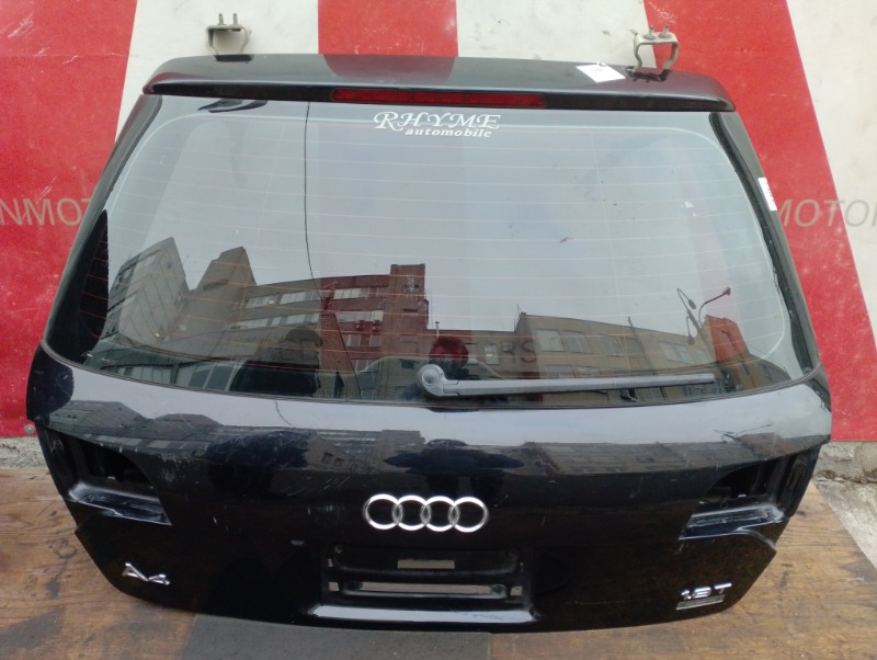 Дверь задняя крышка багажника на Audi A4 B7 / Ауди А4 Б7 2004-2009г.\nОригинал.\nПрисутствуют потертости и царапины.\nЗаводская краска. Цвет черный. Без жучков и коррозии.\nВ сборе целиком вся дверь как на фото: стекло, эмблемы, обшивка, замок двери.\nКон