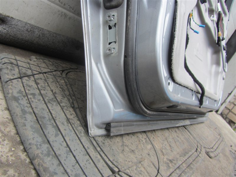 Дверь передняя правая в сборе БМВ Е60 Е61 / BMW 5 Е60 Е61 2003-2009г.\nОригинал.\nСедан / универсал.\nЦвет A08 серебристо серый металлик.\nВ отличном состоянии. Без дефектов.\nБез жучков и коррозии. Заводская краска.\nЦена за всю дверь в сборе как на фото