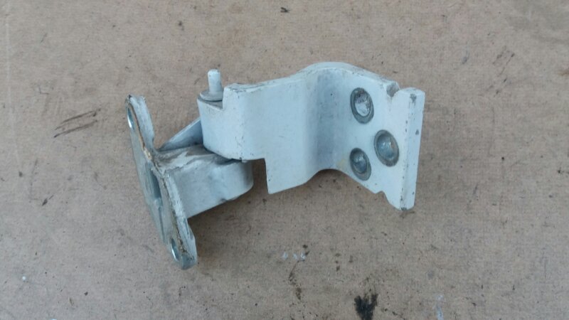 Петля передней двери нижняя правая на Mercedes Benz Vito W638 / Мерседес Вито 638 1996-2003г.\nПетля передней двери нижняя левая на Mercedes Benz Vito W638 / Мерседес Вито 638 1996-2003г.\nОригинал.\nВ отличном состоянии. Отправим в регионы ТК.