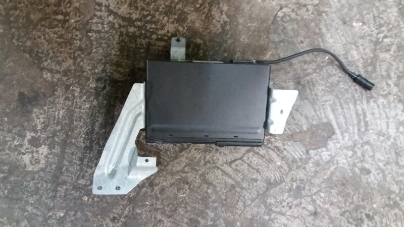 CD changer СД чейнджер / ченджер  под 6 дисков на Audi TT 8N 8N3 / Ауди ТТ 8Н купе 1998-2006г.\nОригинал.\nВ отличном состоянии. Рабочий.\nКонтрактная запчасть из Японии. Без пробега по РФ. Отправим в регионы ТК.