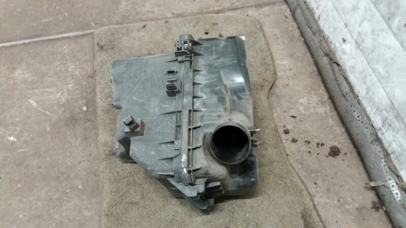 Корпус воздушного фильтра 2.4 2AZFE на Toyota Camry V30 2001-2006 / Toyota Harrier I / Тойота Харриер 1.\nОригинал.\nВ отличном состоянии. Без дефектов. Целый.\nКонтрактная запчасть. Без пробега по РФ. Отправим в регионы ТК.