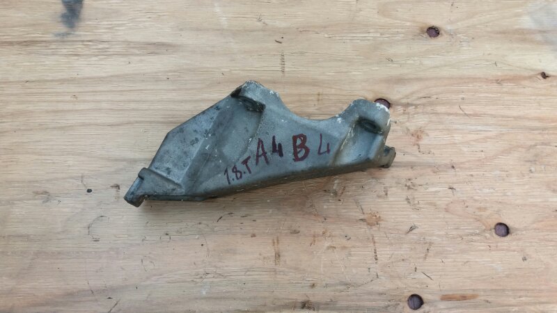 Кронштейн крепление двигателя левый AMB 1.8 turbo на Audi A4 B6 / Ауди А4 Б6 2000-2004г.\nОригинал.\nВ отличном состоянии. Целый.\nКонтрактная запчасть из Японии. Без пробега по РФ. Отправим в регионы ТК.\nПрименимость:\nAudi A4 B6 2000-2004\nAudi A4 B7 2