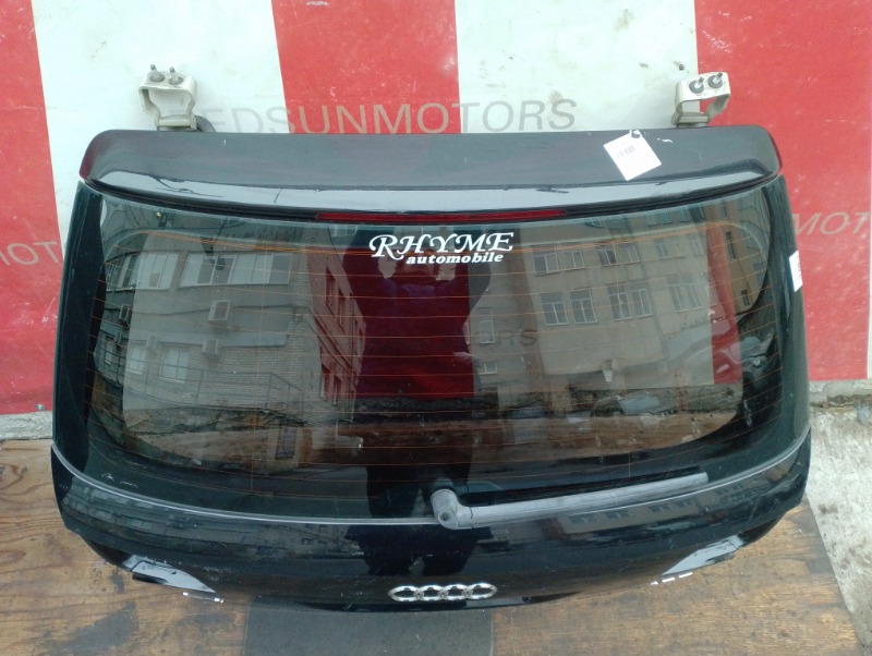 Дверь задняя крышка багажника на Audi A4 B7 / Ауди А4 Б7 2004-2009г.\nОригинал.\nПрисутствуют потертости и царапины.\nЗаводская краска. Цвет черный. Без жучков и коррозии.\nВ сборе целиком вся дверь как на фото: стекло, эмблемы, обшивка, замок двери.\nКон