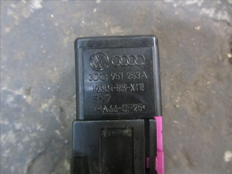 Реле и разъем 4B0937527 , 3D0951253A, С автомобиля VW Passat B6 2.0 л BVY (FSI) бензин АКПП HXJ (6A) синий 2006г 2WD передний привод. Контрактная запчасть, авто без пробега по РФ., отличное