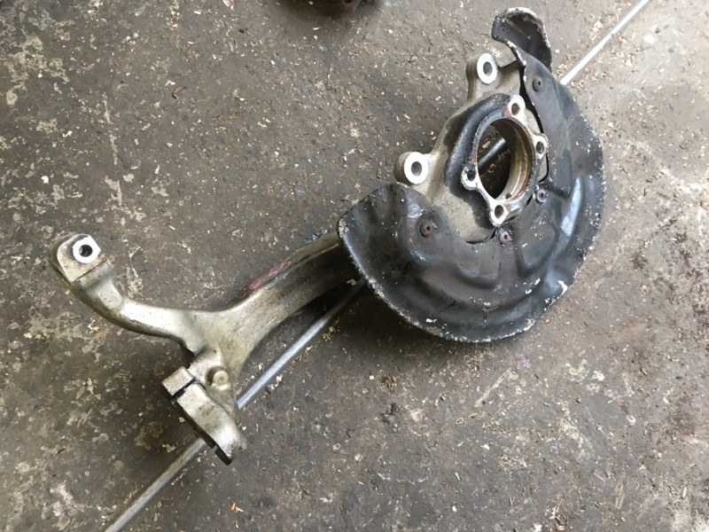 Кулак поворотный передний левый на Audi Allroad A6 C6 / Ауди Олрод Алроад А6 С6 2006-2012г. Оригинал. В отличном состоянии. Контрактная запчасть с аукциона Японии. Гарантия на установку и проверку. Отправим в регионы ТК.