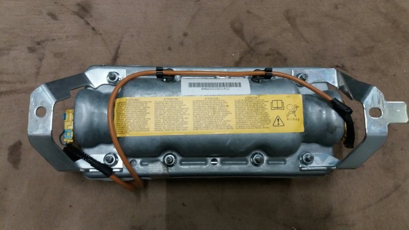 Подушка безопасности пассажира, пассажирская в торпедо / AIR BAG / AIRBAG на BMW X5 E53 / БМВ Х5 Е53 2000-2007г.\nОригинал.\nСнята с рестайлинга. На 2 разъема.\nВ отличном состоянии. Целая. Без дефектов.\nКонтрактная запчасть из Японии. Отправим в регионы