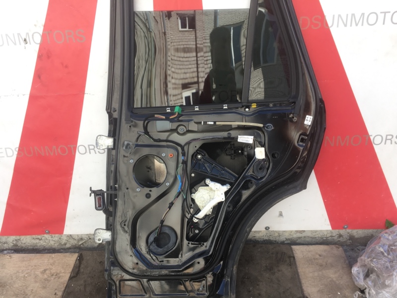 Дверь задняя правая в сборе на Land Rover Range Rover Sport L320 / Лэнд Ленд Ровер Рендж Рейндж Ровер Спорт 2005-2012г.\nОригинал.\nВ отличном состоянии. Без дефектов.\nБез жучков и коррозии. Заводская краска.\nЦена за всю дверь в сборе как на фото: молди