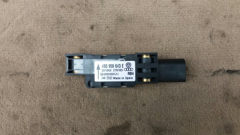 Датчик удара AIR BAG на VW Touareg I / Фольксваген Туарег 1 7L 2002-2010г.\nОригинал. \nВ отличном состоянии. Рабочий. Снят с безаварийного авто.\nКонтрактная запчасть из Японии. Без пробега по РФ. Отправим в регионы ТК.\nПрименимость:\nAudi A3 [8P1] 2003