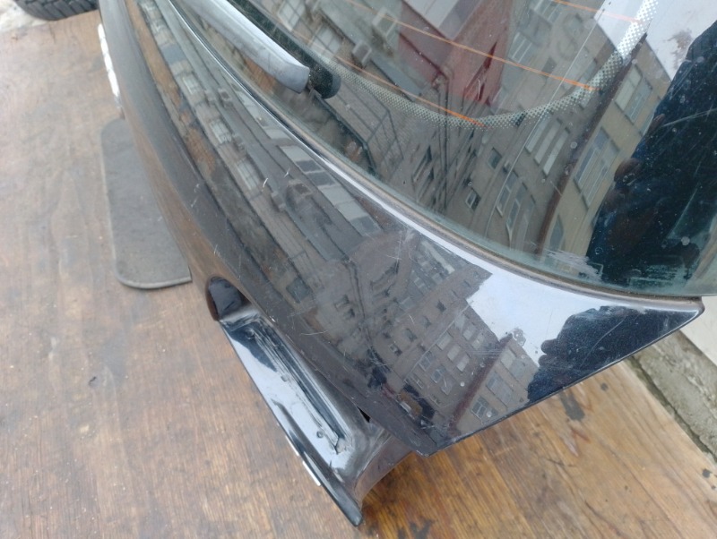 Дверь задняя крышка багажника на Audi A4 B7 / Ауди А4 Б7 2004-2009г.\nОригинал.\nПрисутствуют потертости и царапины.\nЗаводская краска. Цвет черный. Без жучков и коррозии.\nВ сборе целиком вся дверь как на фото: стекло, эмблемы, обшивка, замок двери.\nКон