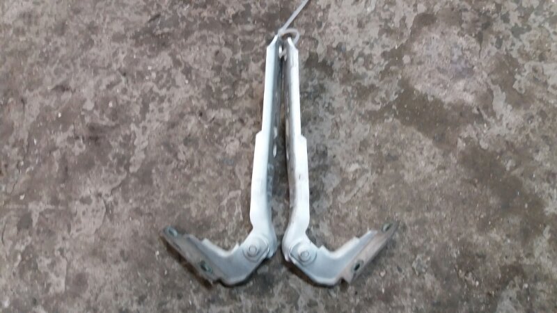 Петля крепление капота левая / правая комплект на Audi Allroad A6 C5 Quattro / Ауди Олроад А6 С5 Кватро 2000-2005г.\nОригинал.\nВ отличном состоянии. Сняты с распила.\nБез дефектов. Ровные. Цена за комплект 2шт.\nКонтрактная запчасть из Японии. Без пробег