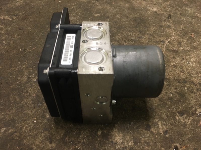 Блок ABS насос на BMW X3 E83 / BMW Х3 Е83 2004-2010г. \nОригинал.\nВ отличном состоянии. Рабочий.\nС двигателя M54 2.5 AT 4WD / М54 2,5 литра бензин\nКонтрактная запчасть из Японии. Гарантия на установку и проверку. Отправим в регионы ТК.