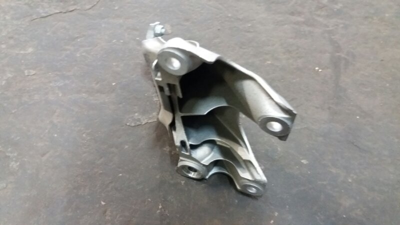 Кронштейн двигателя правый N52 на BMW 5 E60 E61 / БМВ Е60 Е61 2003-2009г.\nОригинал.\nВ отличном состоянии. Без трещин.\nС двигателя N52 2.5 N52B25 N52B25A \nКонтрактная запчасть из Японии. Без пробега по РФ. Отправим в регионы ТК.
