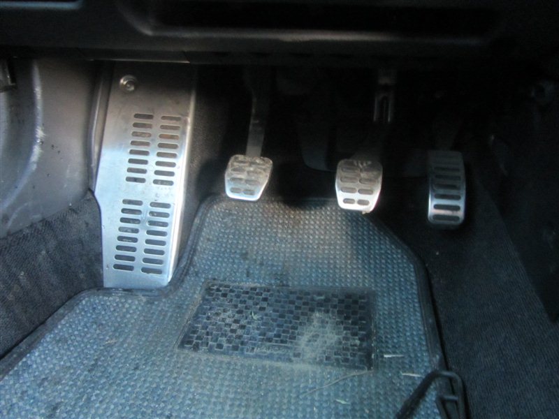 Педаль тормоза МКПП на Audi TT 8N 8N3 / Ауди ТТ 8Н купе 1998-2006г.\nОригинал.\nВ отличном состоянии. Без дефектов.\nКонтрактная запчасть из Японии. Без пробега по РФ. Отправим в регионы ТК.\nПрименимость:\nAudi A3 (8L1) 1996-2003\nAudi TT (8N) 1998-2006\