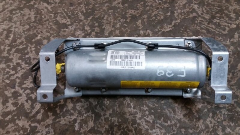 Подушка безопасности пассажирская / пассажира AIR BAG в торпедо рестайлинг на 2 заряда на БМВ Е39 / BMW 5 E39 1995-2003г рестайлинг.\nОригинал.\nВ отличном состоянии. Без дефектов.\nКонтрактная запчасть из Японии. Без пробега по РФ. Отправим в регионы ТК.