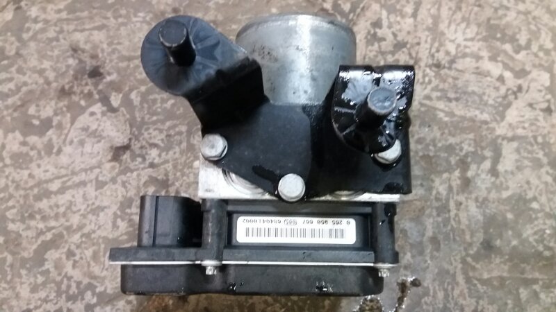 Блок ABS DSC / насос АБС N52 2.5 на БМВ Е60 Е61 / BMW 5 Е60 Е61 2003-2009г.\nОригинал.\nС двигателя N52 2.5 бензин. \nС аукциона Японии. Пробег 85 000 км.\nВ отличном состоянии. Без дефектов. Рабочий. Проверен перед снятием с автомобиля.\nКонтрактная запч