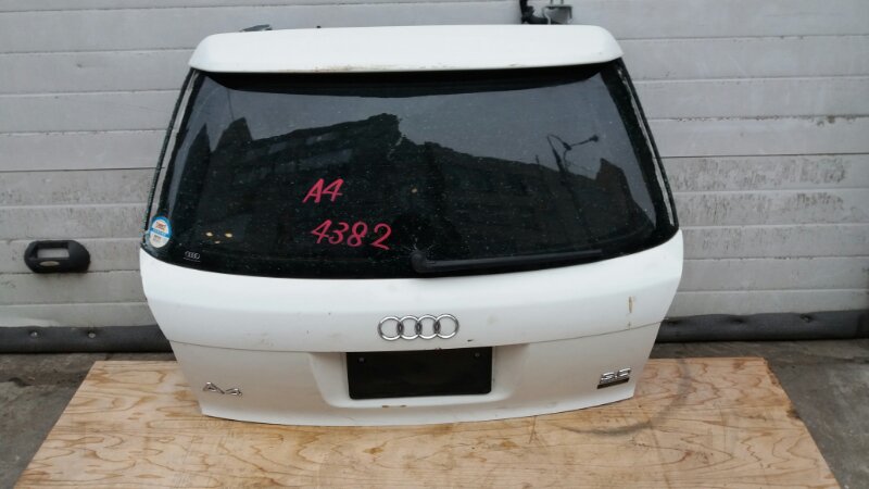 Дверь крышка багажника универсал на Audi A4 B6 / Ауди А4 Б6 2000-2004г.\nОригинал.\nБез жучков и коррозии. Заводская краска.\nРазбито стекло, снят поводок дворника, есть потёртости и царапины.\nЦена за дверь в сборе как на фото: замок, обшивка, доврник, э
