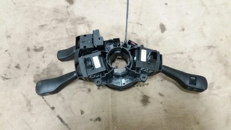 Переключатель поворотов подрулевой SRS в сборе на BMW X5 E53.\nПереключатель подрулевой стрекоза СРС БМВ X5 Е53.\nОригинал.\nВ отличном состоянии.\nКонтрактная запчасть из Японии.\nГарантия на установку и проверку.\nОтправим в регионы ТК.\nПереключатель ш