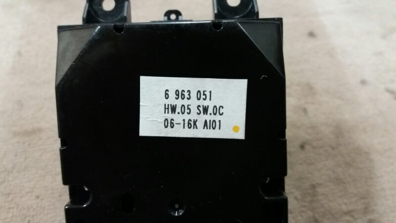 Кнопка многофункциональная джойстик CCC MD / джостик навигации ССС на BMW 5 E60 E61 / БМВ Е60 Е61 2003-2009г.\nОригинал.\nВ отличном состоянии. Без дефектов. Рабочий.\nКонтрактная запчасть из Японии. Без пробега по РФ. Отправим в регионы ТК.\nПрименимость