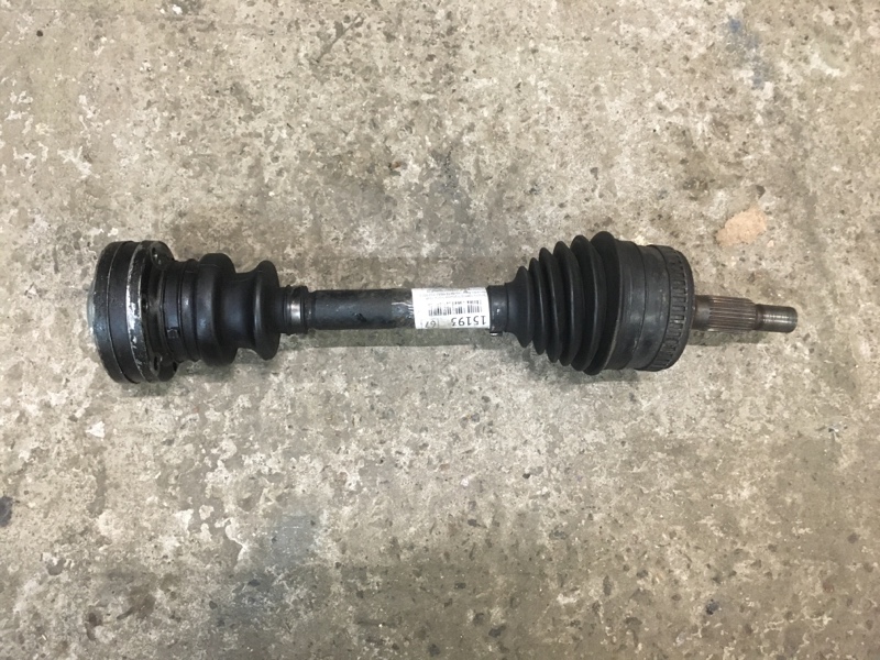 Полуось привод передний правый на Mercedes Benz Vito W638 / Мерседес Вито 638 1996-2003г.\nОригинал.\nДвигатель 2.3 литра бензин M111 111.980 , АКПП\nВ отличном состоянии. Без люфта. Пыльники целые.\nКонтрактная запчасть из Японии. Без пробега по РФ. Отпр