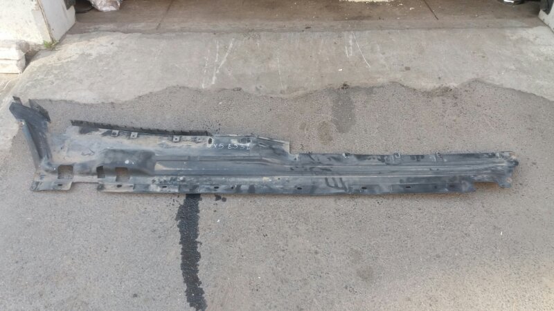Защита накладка антигравийная кузова левая на БМВ X5 E53 / BMW Х5 Е53 2000-2007г.\nОригинал.\nВ отличном состоянии. Все крепления целые.\nБез жучков и коррозии. Заводская краска. Авто с аукциона Японии.