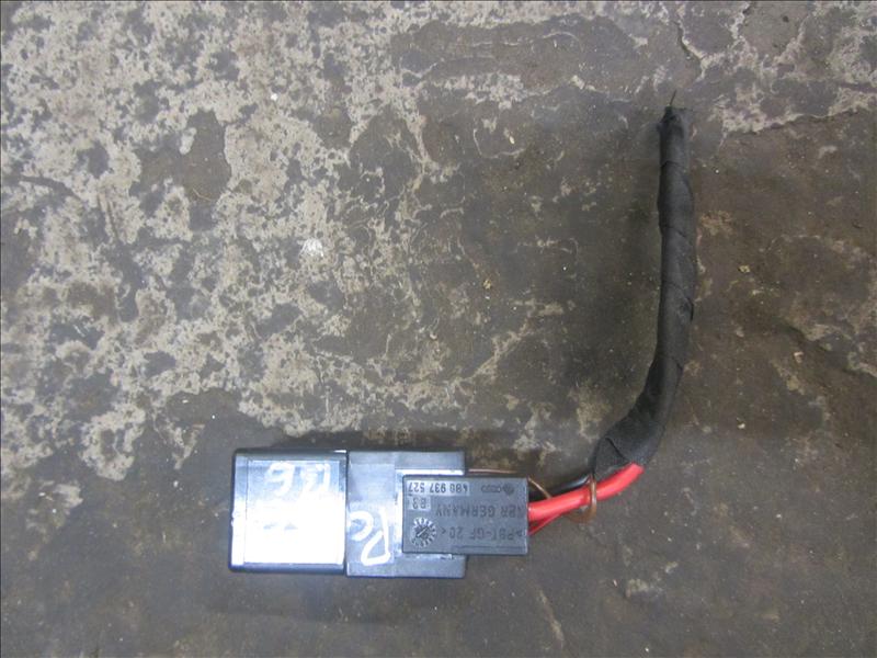 Реле и разъем 4B0937527 , 3D0951253A, С автомобиля VW Passat B6 2.0 л BVY (FSI) бензин АКПП HXJ (6A) синий 2006г 2WD передний привод. Контрактная запчасть, авто без пробега по РФ., отличное