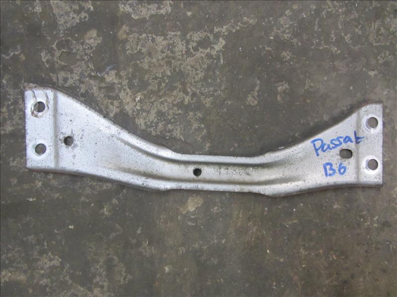 Кронштейн кузова нижний 3C0802128, С автомобиля VW Passat B6 2.0 л BVY (FSI) бензин АКПП HXJ (6A) синий 2006г 2WD передний привод. Контрактная запчасть, авто без пробега по РФ., отличное