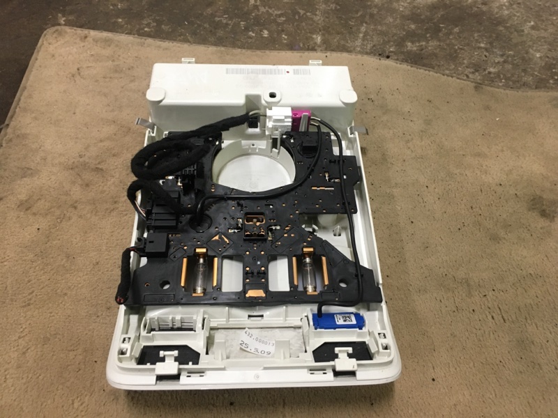 Плафон салонный потолочный / салона / потолка на Audi A4 B8 / Ауди А4 Б8 2007-2015г.\nОригинал.\nВ отличном состоянии. Без дефектов. Рабочий.\nКонтрактная запчасть из Японии. Отправим в регионы ТК.\nПрименимость:\nAudi A4 B8 2007-2015\nAudi Q5 [8R] 2008-2