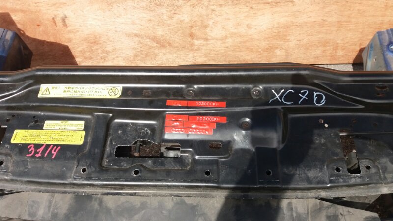 Панель передняя телевизор в сборе на Volvo XC70 I CROSS COUNTRY / Вольво ХС70 Кросс Кантри 2000-2007г\nОригинал.\nВ отличном состоянии. Без дефектов.\nБез коррозии. В сборе как на фото с замком капота, лонжеронами,  кожухом радиатора, воздуховодом, диффуз