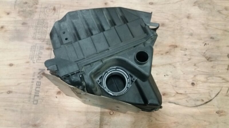 Корпус воздушного фильтра на Audi A4 B7 / Ауди А4 Б7 2005-2007г.\nОригинал.\nВ отличном состоянии. Без дефектов.\nС двигателя 1.8 Turbo BFB бензин АКПП.\nКонтрактная запчасть из Японии. Отправим в регионы ТК.