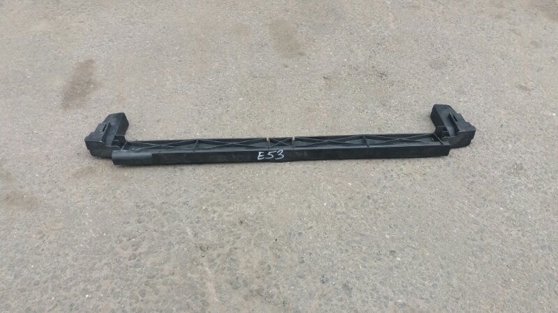 Кронштейн планка радиатора BMW X5 E53 / БМВ Х5 Е53 2000-2007г.\nОригинал.\nВ отличном состоянии.\nБез дефектов. Все крепления целые.\nКонтрактная запчасть из Японии. Без пробега по РФ. Отправим в регионы ТК.