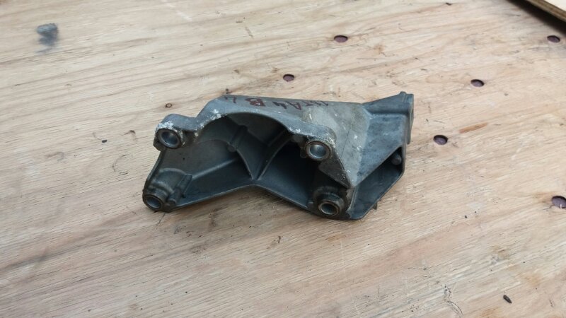 Кронштейн крепление двигателя левый AMB 1.8 turbo на Audi A4 B6 / Ауди А4 Б6 2000-2004г.\nОригинал.\nВ отличном состоянии. Целый.\nКонтрактная запчасть из Японии. Без пробега по РФ. Отправим в регионы ТК.\nПрименимость:\nAudi A4 B6 2000-2004\nAudi A4 B7 2