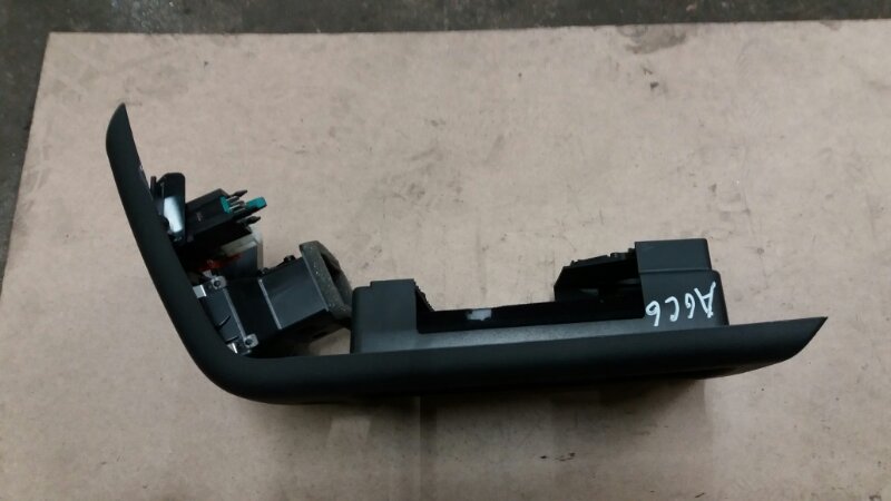 Консоль нижняя часть с дефлектором на Audi Allroad A6 C6 / Ауди Олрод Алроад А6 С6 2006-2012г Оригинал. В отличном состоянии. Без дефектов.