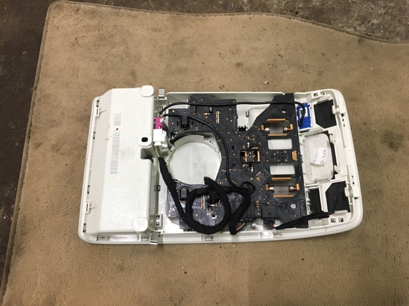 Плафон салонный потолочный / салона / потолка на Audi A4 B8 / Ауди А4 Б8 2007-2015г.\nОригинал.\nВ отличном состоянии. Без дефектов. Рабочий.\nКонтрактная запчасть из Японии. Отправим в регионы ТК.\nПрименимость:\nAudi A4 B8 2007-2015\nAudi Q5 [8R] 2008-2