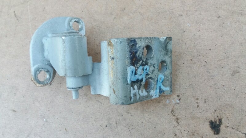 Петля передней двери нижняя правая на Mercedes Benz Vito W638 / Мерседес Вито 638 1996-2003г.\nПетля передней двери нижняя левая на Mercedes Benz Vito W638 / Мерседес Вито 638 1996-2003г.\nОригинал.\nВ отличном состоянии. Отправим в регионы ТК.