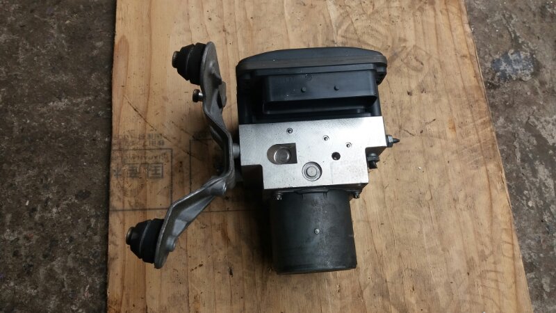 Блок ABS / насос АБС на Mercedes Benz E-Klasse W211 / Мерседес Е Класс 211 2002-2009г.\nОригинал.\nВ отличном состоянии.\nРабочий. Проверен.\nЗапчасть с аукциона Японии. Пробег 83000 км\nГарантия на установку и проверку.\nОтправим в регионы ТК.\nПрименимо
