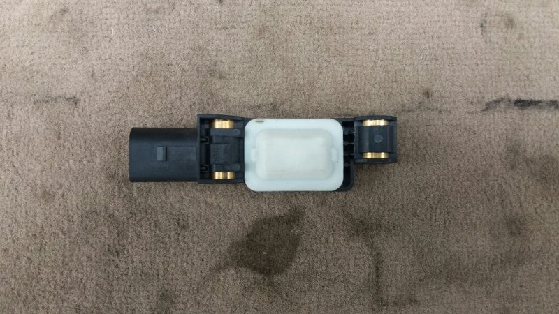 Датчик удара AIR BAG на VW Touareg I / Фольксваген Туарег 1 7L 2002-2010г.\nОригинал. \nВ отличном состоянии. Рабочий. Снят с безаварийного авто.\nКонтрактная запчасть из Японии. Без пробега по РФ. Отправим в регионы ТК.\nПрименимость:\nAudi A3 [8P1] 2003