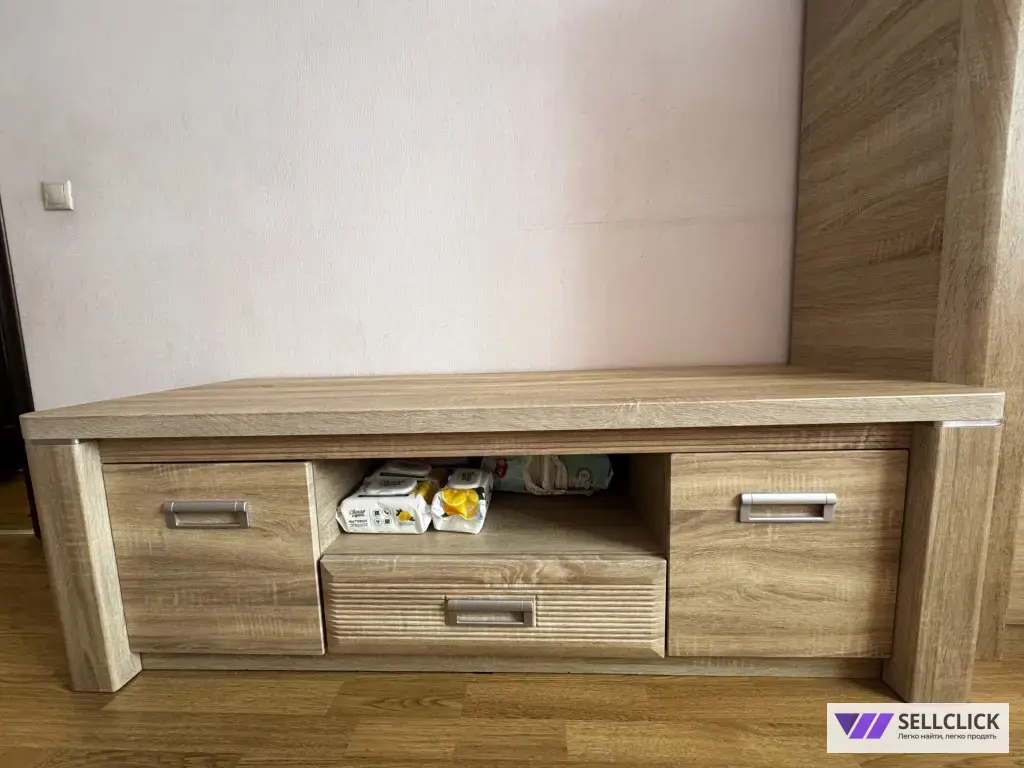 Тумба и шкаф витрина