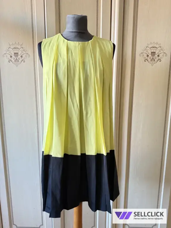 Желтое мини платье.