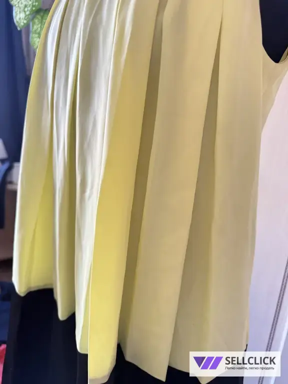 Желтое мини платье.