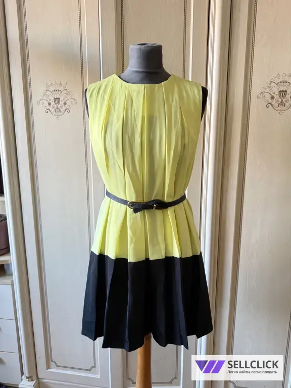Желтое мини платье.