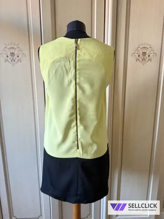 Желтое мини платье.