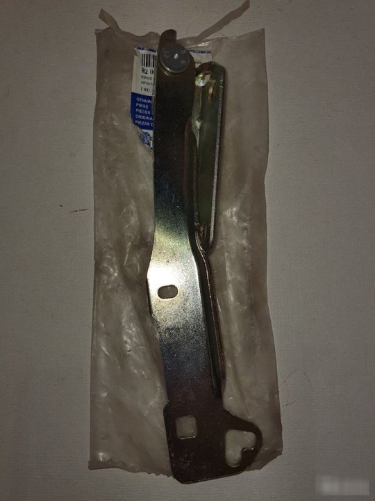 Петля капота