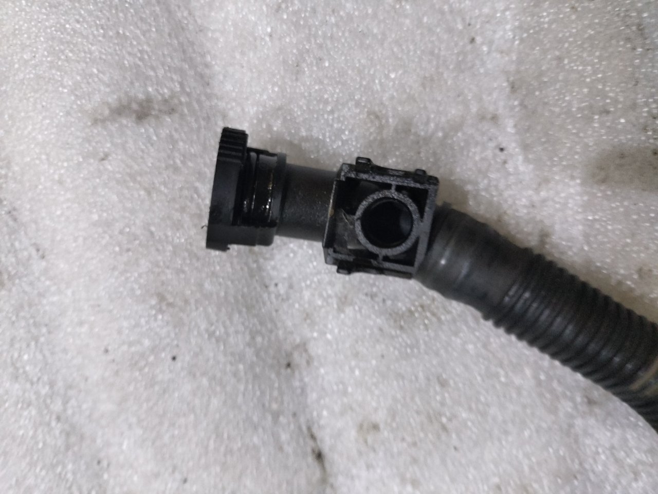 Патрубок вентиляции картерных газов