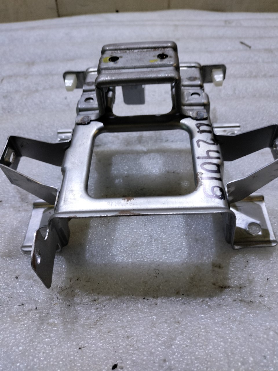 Кронштейн центральной консоли